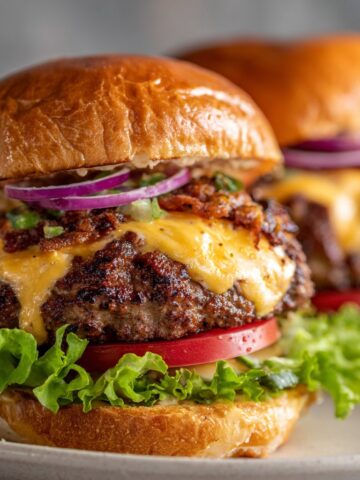 Smash Burgers Recipe with Crispy Edges and Juicy Center