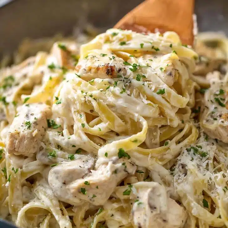 Mom’s Chicken Fettuccine Alfredo: A Cozy, Real-Life Recipe